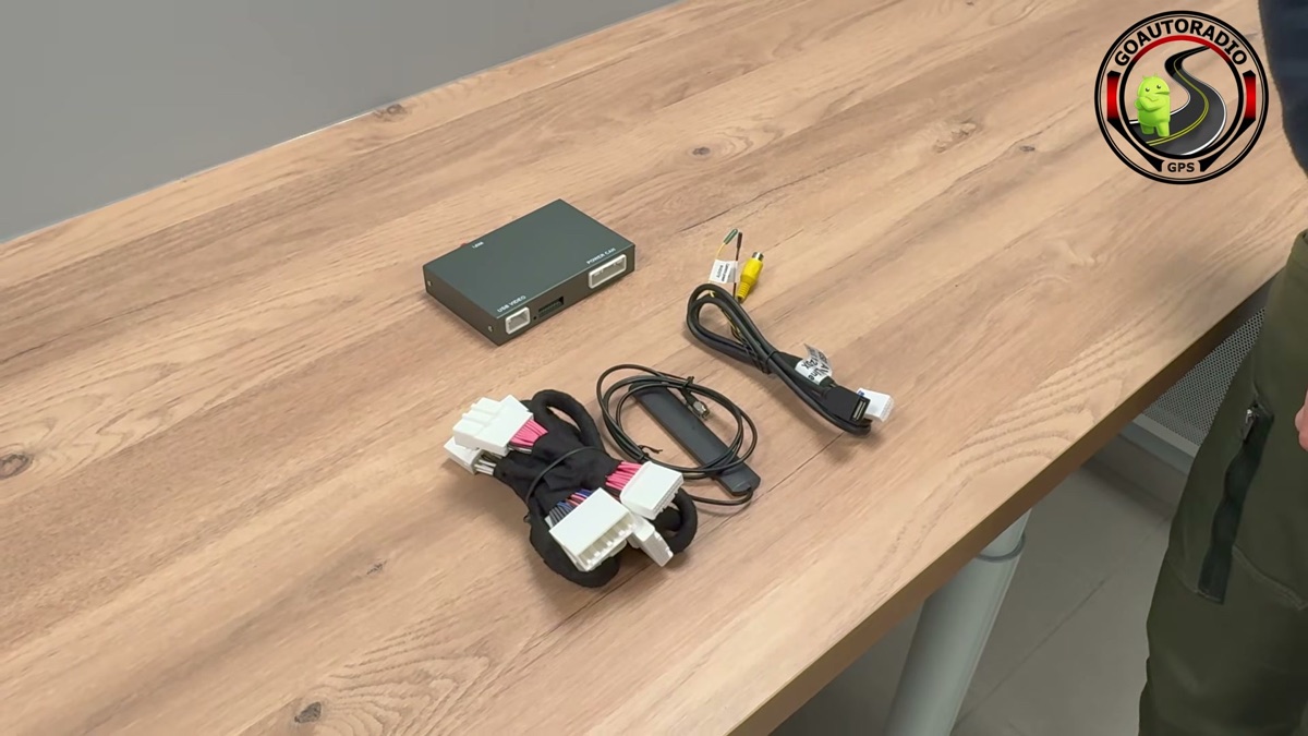 Kit complet du boîtier CarPlay Android Auto Toyota C-HR avec module et faisceaux sur table