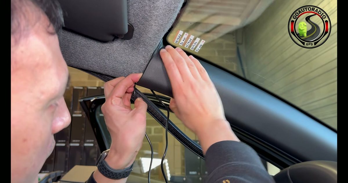 Départ du passage de câble dashcam au niveau du pare-brise