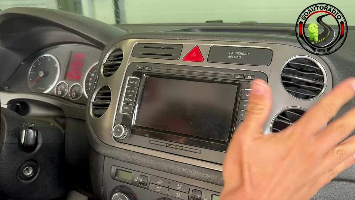 Autoradio Android Volkswagen Tiguan Golf Plus avant démontage de l'autoradio d'origine