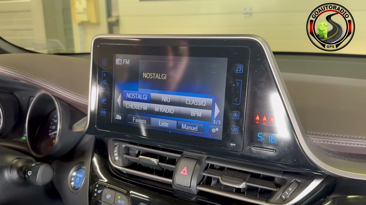 Écran d'origine Toyota C-HR Touch 2 avant installation du boîtier CarPlay Android Auto