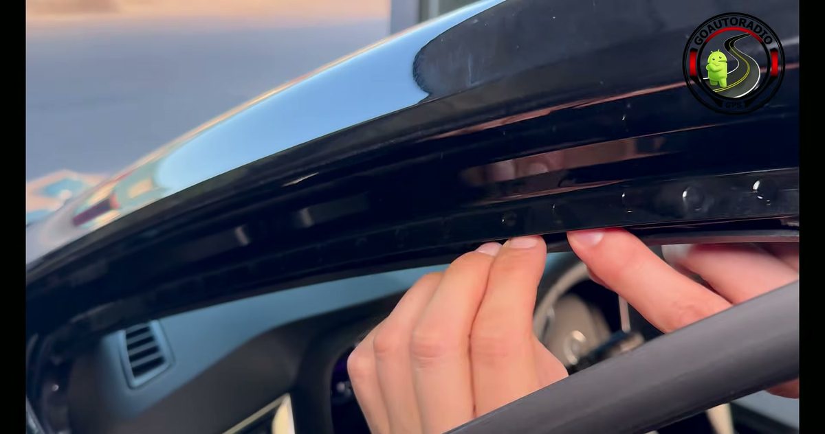 Passage du câble de dashcam dans le haut du pare-brise