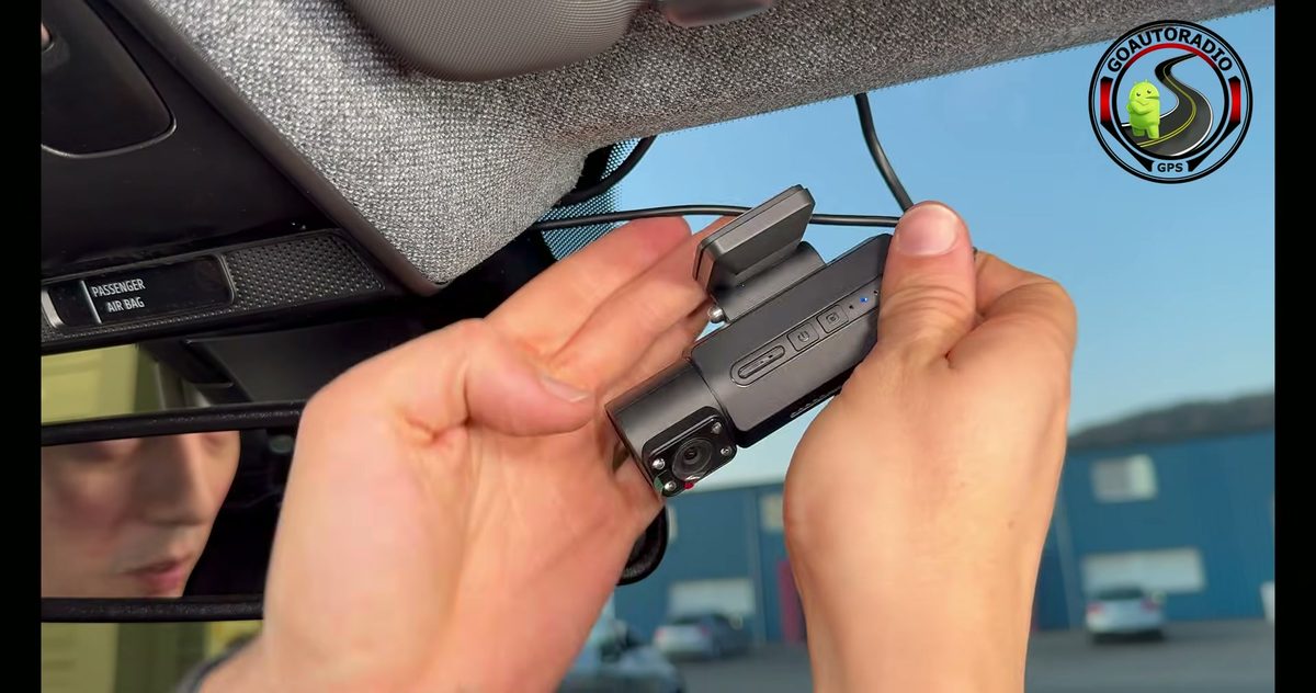 Positionnement de la dashcam avant derrière le rétroviseur