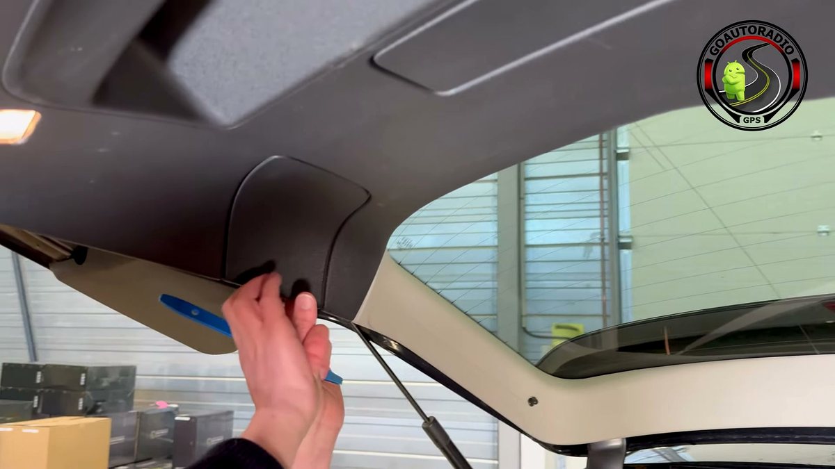 Déclipser le cache de garniture de coffre Audi Q5 avant installation de la caméra de recul
