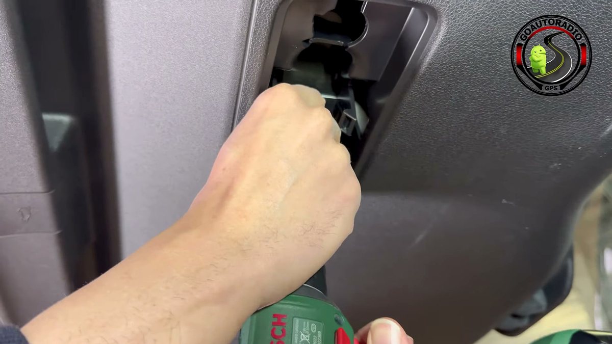 Dévisser la poignée de garniture de coffre Audi Q5 pour installer une caméra de recul