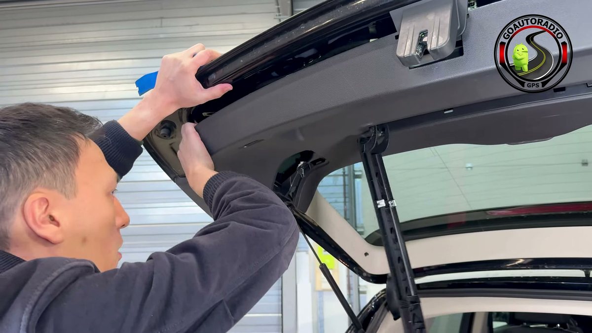 Déclipser le bord de la garniture de hayon Audi Q5 avec un outil plastique