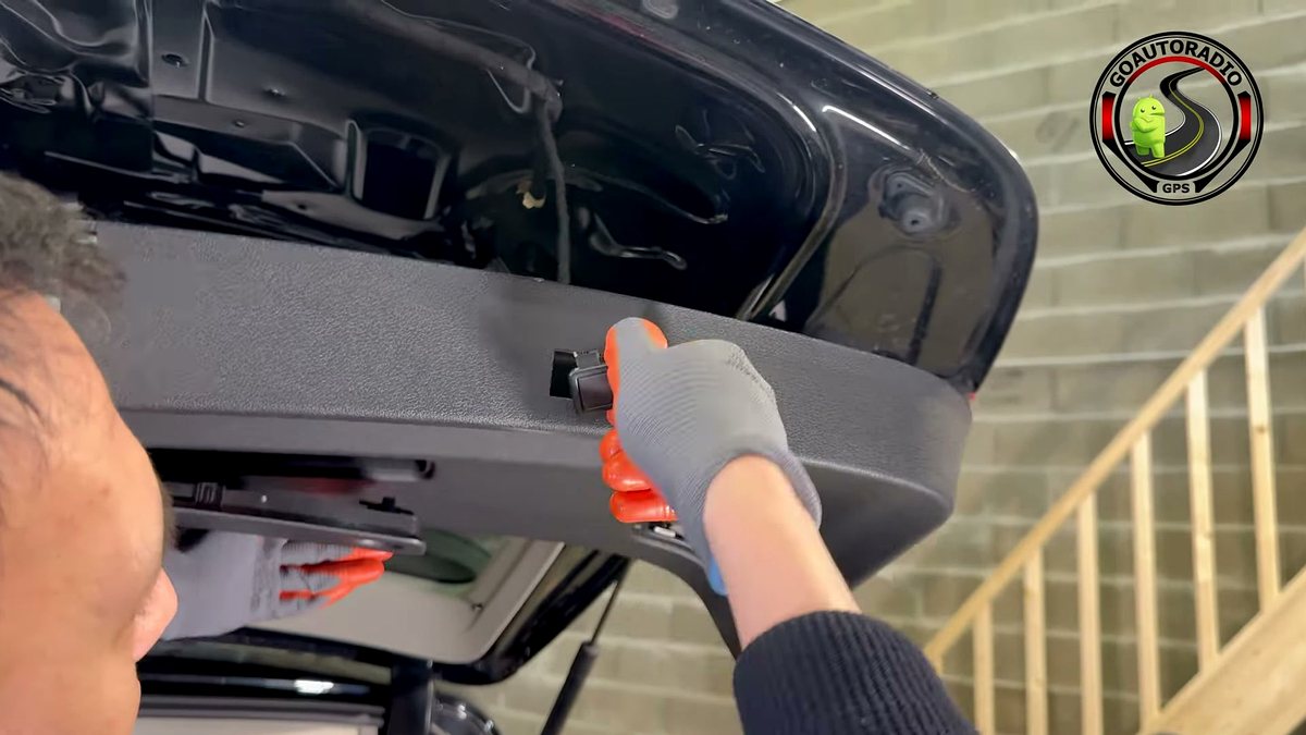 Retirer la garniture de coffre Audi Q5 pour accéder au hayon avant installation caméra