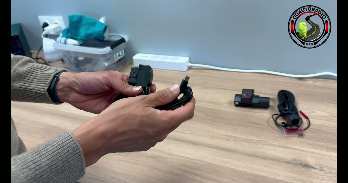 Câble OBD fourni pour brancher une dashcam 3 caméras sans couper de câble