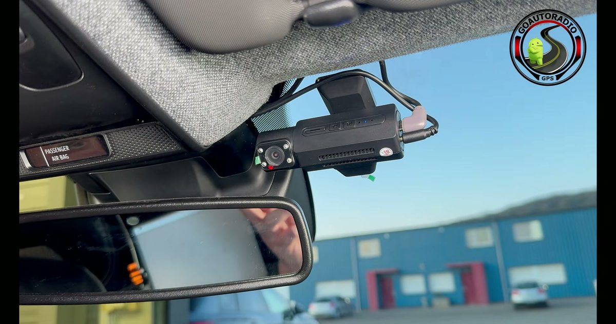 Dashcam avant fixée sur le pare-brise derrière le rétroviseur