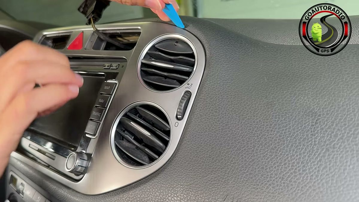 Déclipsage de la façade pour installer un autoradio Android Volkswagen Tiguan Golf Plus