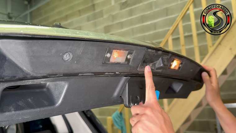 Démontage garniture hayon pour caméra de recul Volkswagen Tiguan