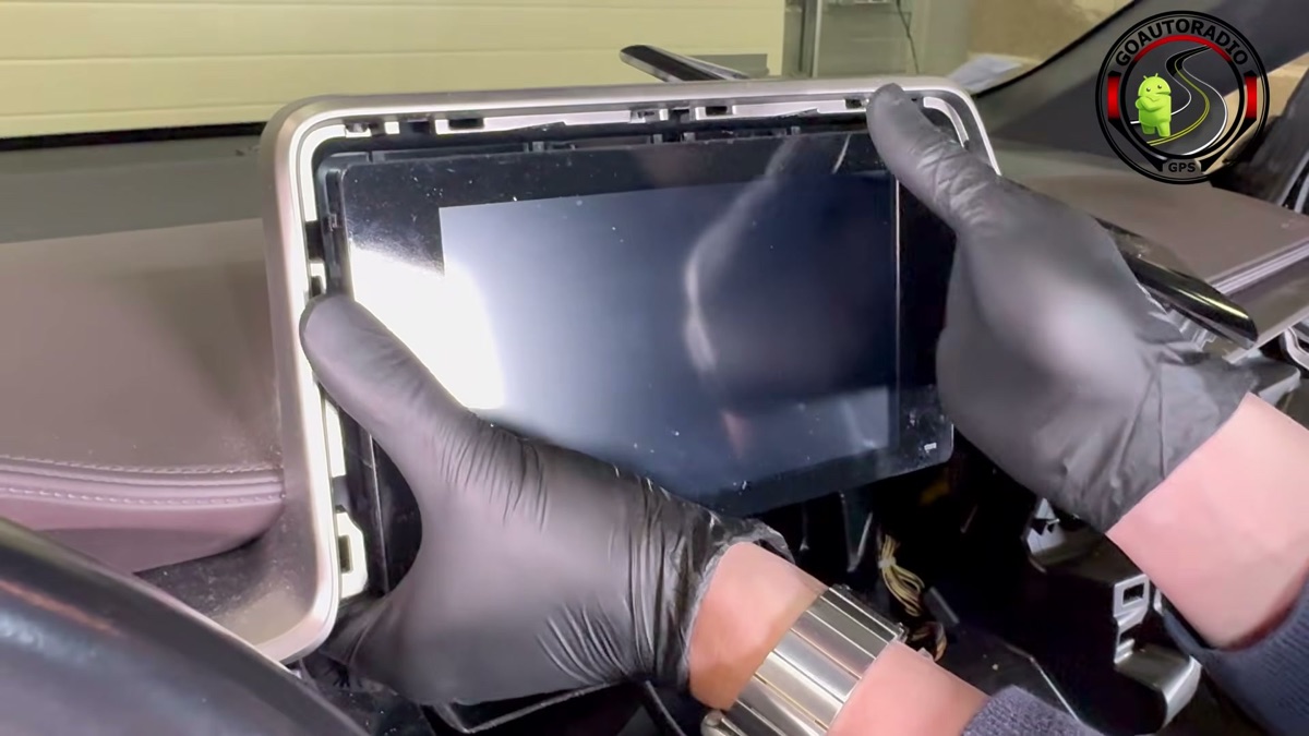 Écran Toyota C-HR démonté pour accéder aux branchements d'origine