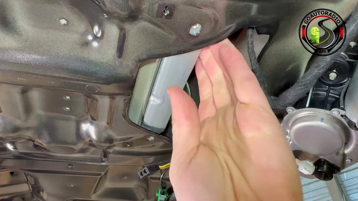 Passage du câble de caméra de recul dans le hayon Audi Q5 derrière la poignée de coffre
