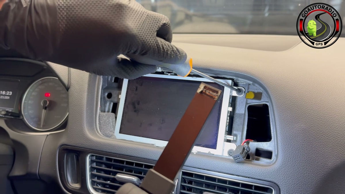Retrait des vis Torx 20 de l'écran d'origine Audi Q5