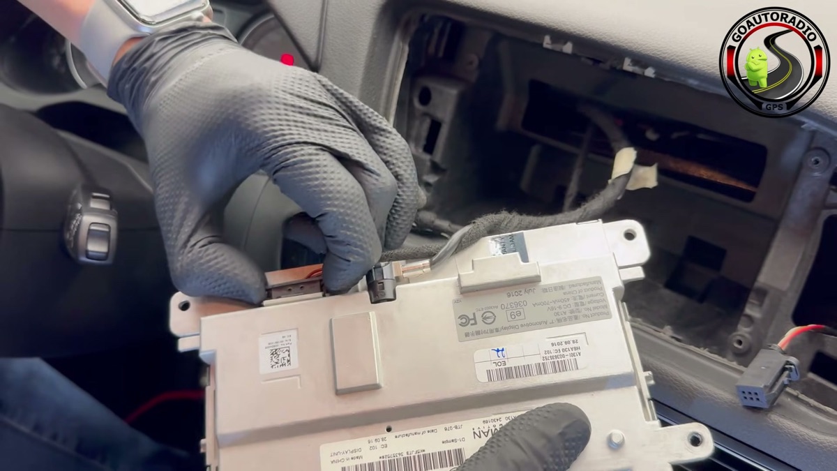 Débranchement des connecteurs arrière de l'écran d'origine Audi Q5