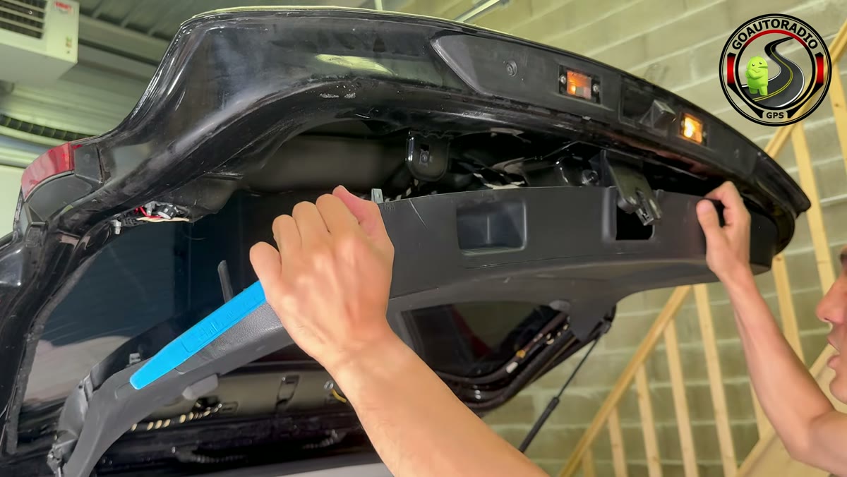 Déclipsage garniture hayon pour accès caméra de recul Volkswagen Tiguan