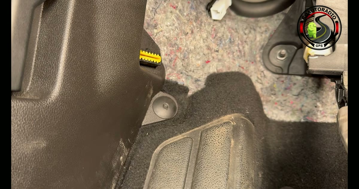 Branchement du câble OBD de la dashcam sur la prise du véhicule