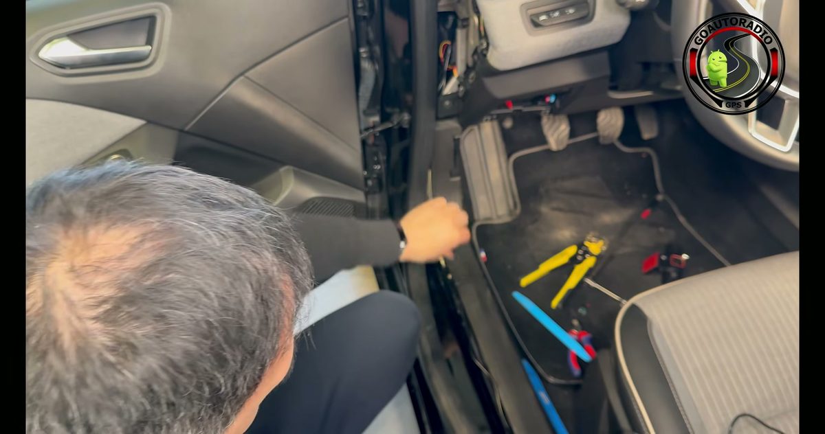 Câble de dashcam glissé sous le joint de porte