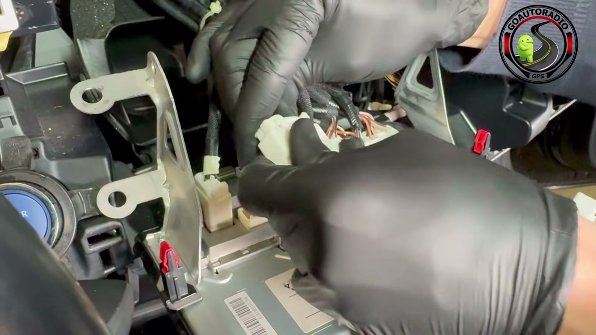 Prise d'origine Toyota C-HR conservée pour installer le boîtier CarPlay Android Auto