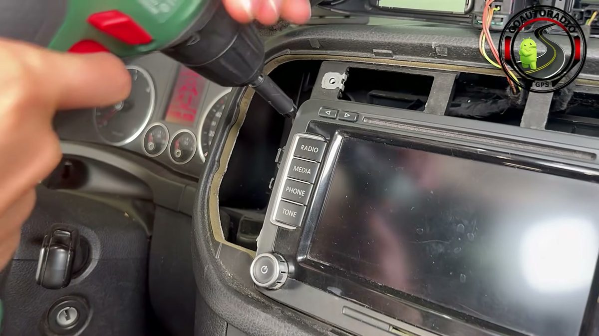 Retrait des vis Torx pour installer un autoradio Android Volkswagen Tiguan Golf Plus