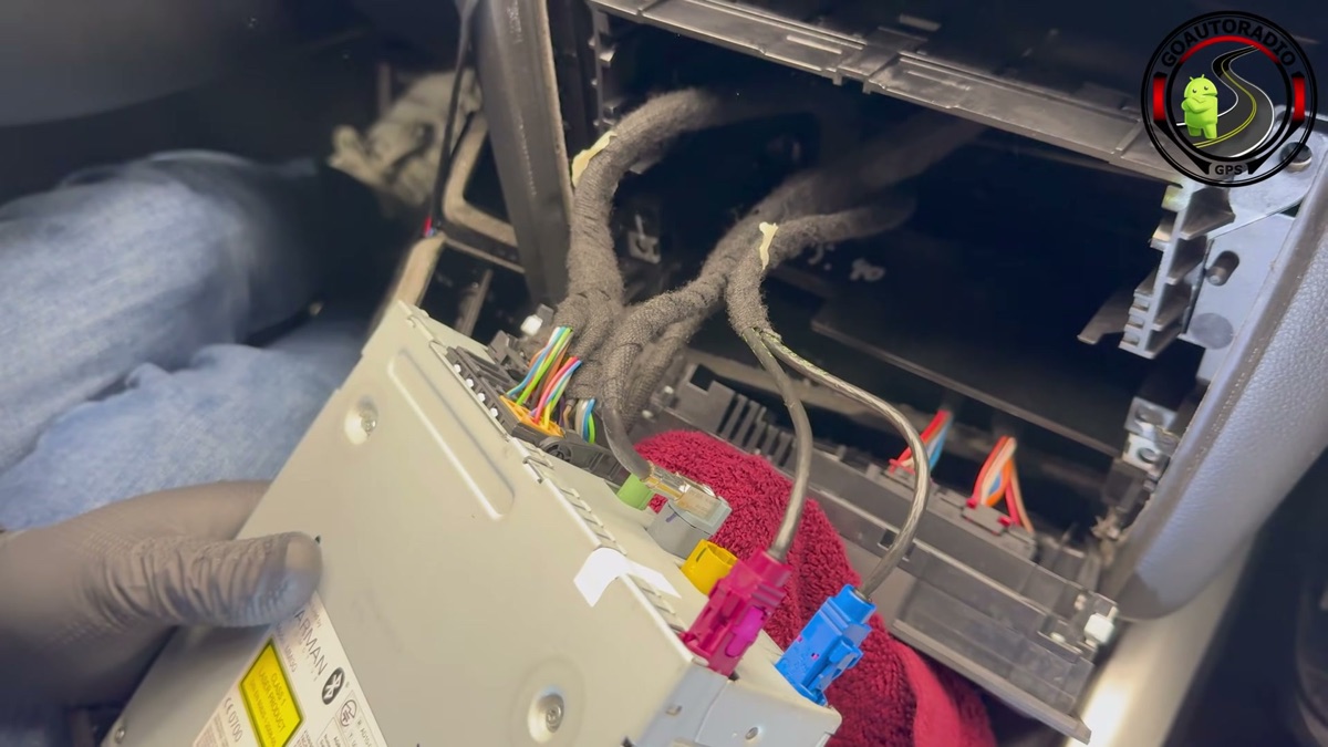 Connecteurs et câbles de l'autoradio d'origine Audi Q5 après démontage