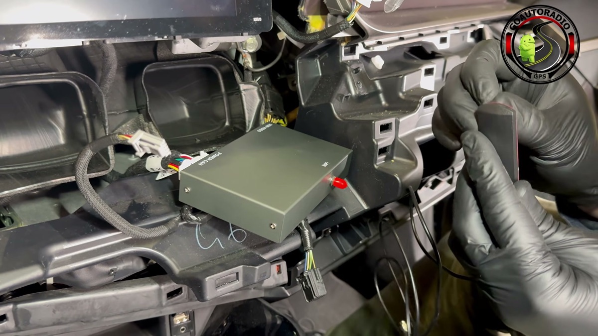Boîtier CarPlay Android Auto Toyota C-HR branché derrière l'écran d'origine
