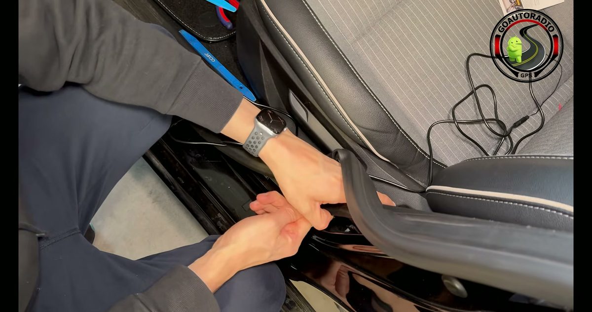 Préparation du passe-câble pour tirer le câble de caméra arrière dashcam