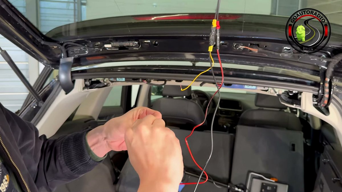 Identifier les fils d'alimentation de la caméra de recul Audi Q5 dans le hayon