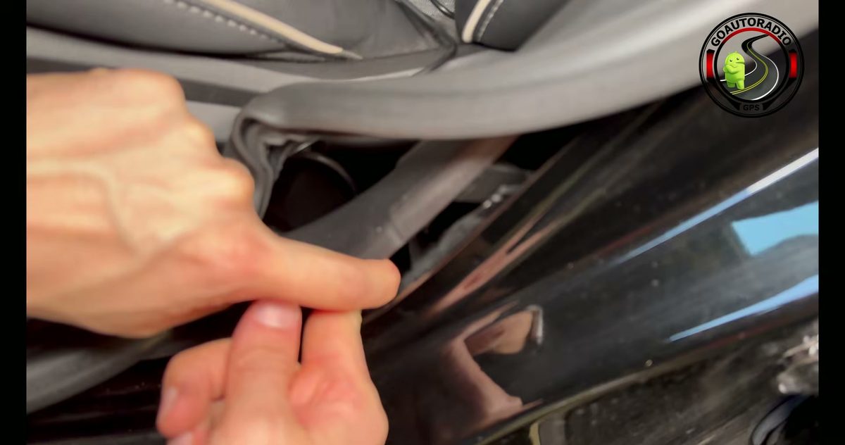 Câble de caméra arrière dashcam fixé au passe-câble