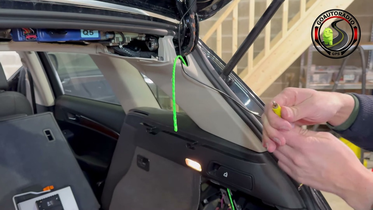 Passage du câble de caméra de recul dans le hayon Audi Q5