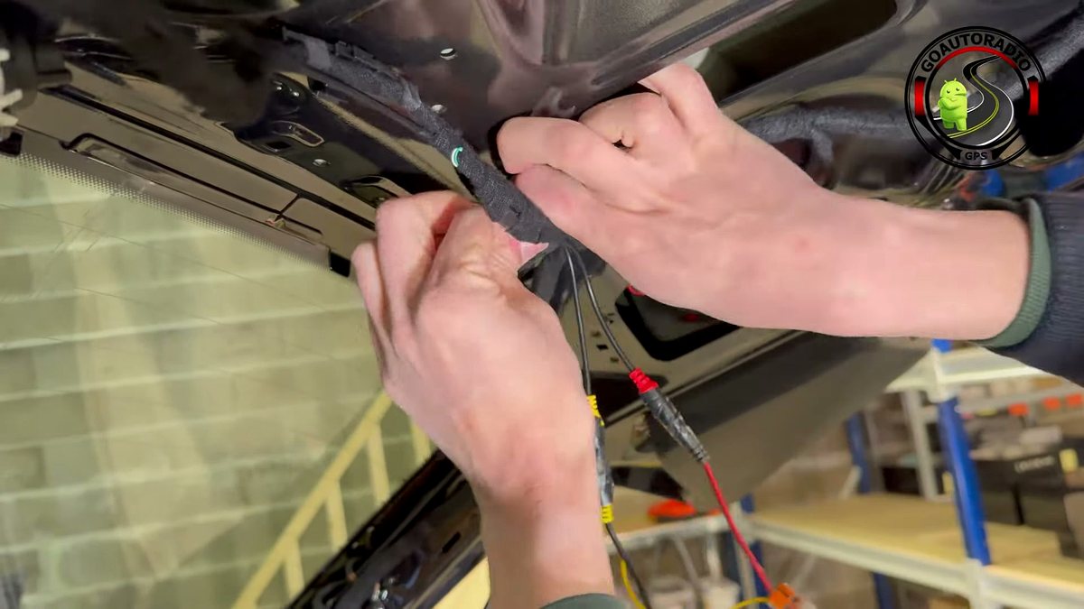 Passage du câble de caméra de recul dans la gaine du hayon Audi Q5