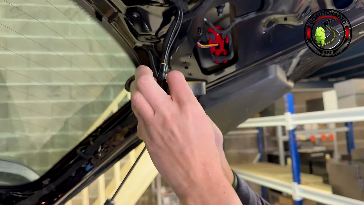 Cheminement du câble de caméra de recul dans le hayon Audi Q5