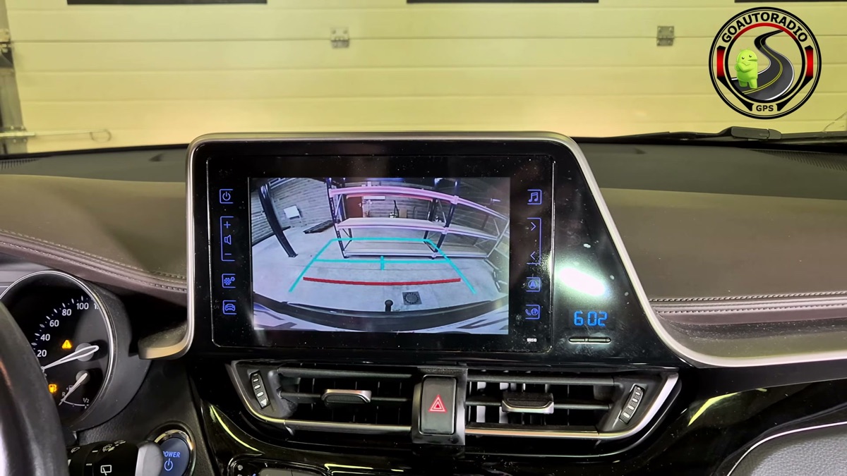 Caméra de recul affichée sur l'écran d'origine Toyota C-HR après installation du boîtier CarPlay Android Auto