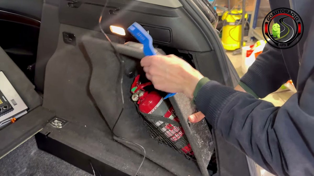 Descente du câble de caméra de recul dans le coffre Audi Q5 vers l'habitacle