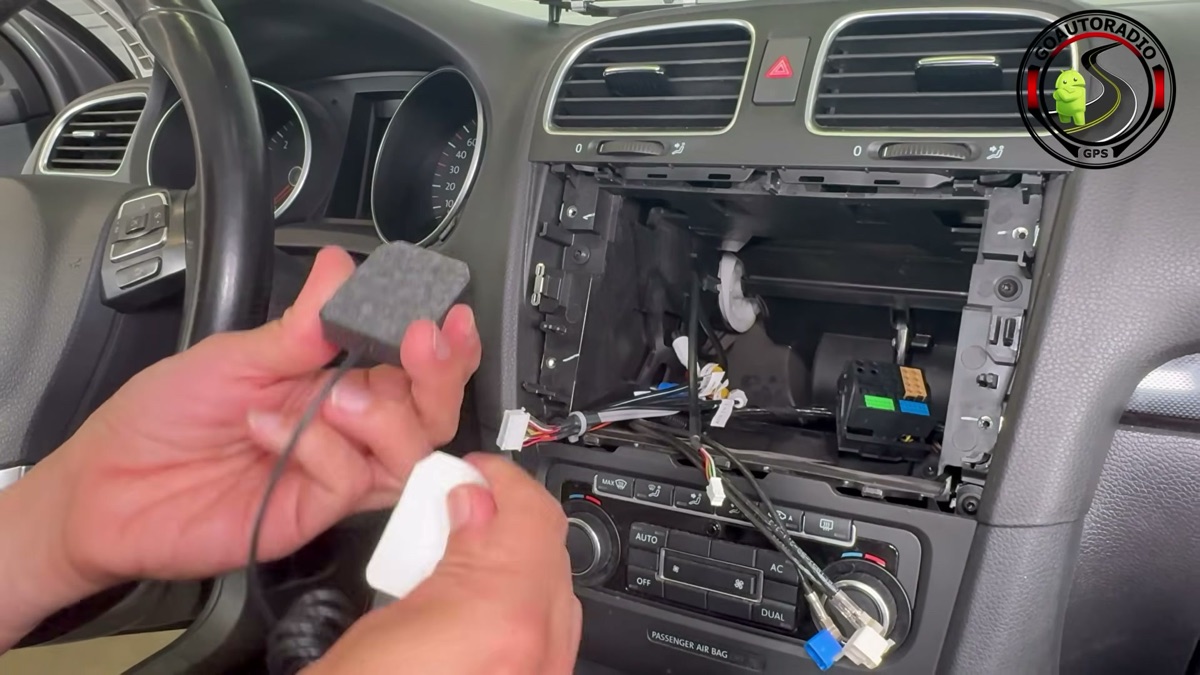 Autoradio Android Golf 6 - antenne GPS derrière le tableau de bord