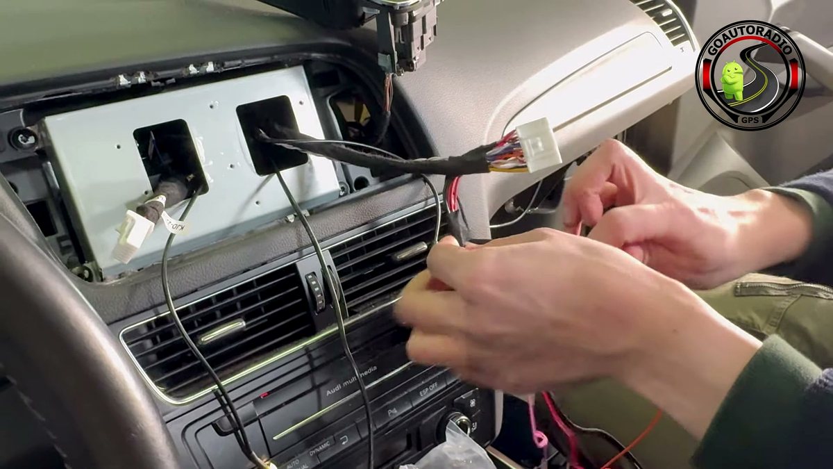 Rangement du faisceau caméra derrière l'écran Android Audi Q5 avant test