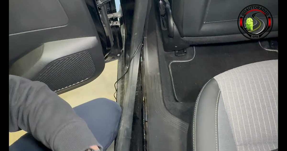 Câble de caméra arrière caché dans le joint arrière du véhicule