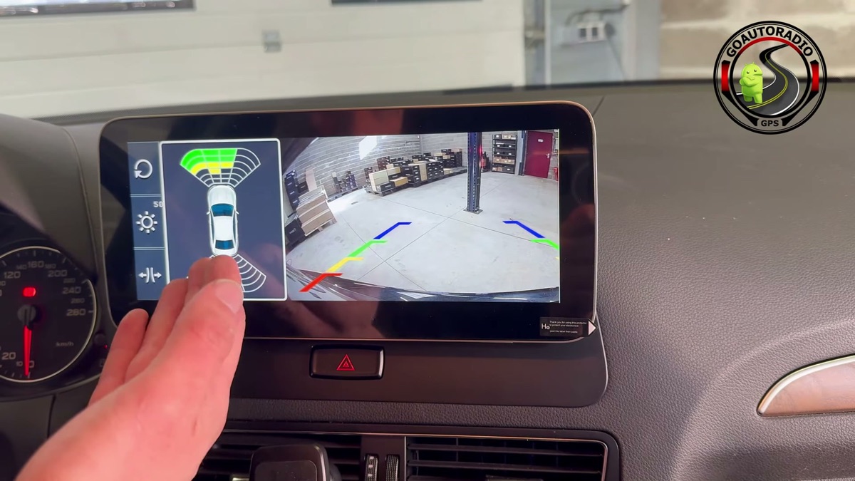 Caméra de recul Audi Q5 affichée sur l'écran Android avec lignes et radars