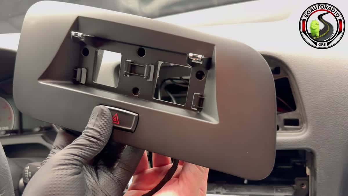 Remontage de la façade et du bouton warning Audi Q5 avant installation de l'écran Android