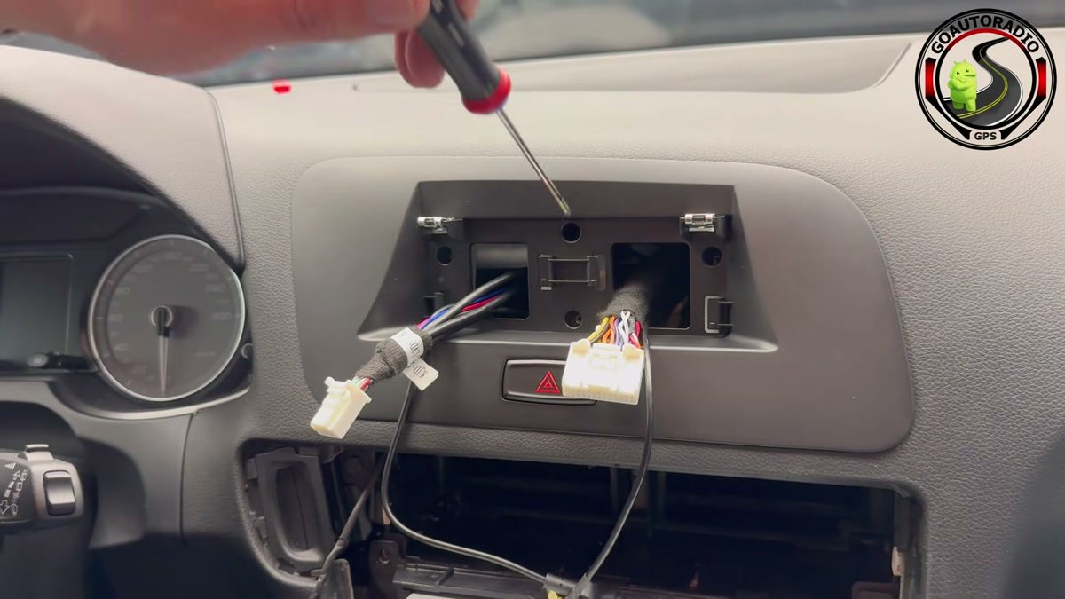 Vissage de la façade de l'écran Android Audi Q5 pendant le remontage