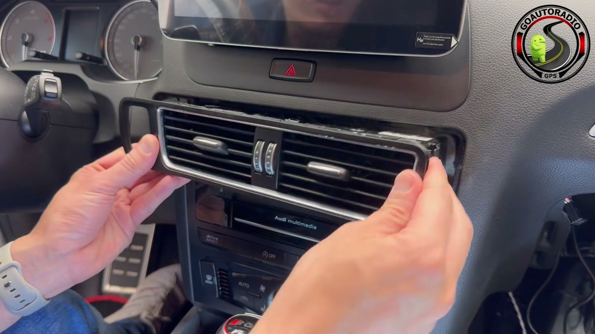 Remontage des aérateurs centraux et de l'autoradio d'origine Audi Q5
