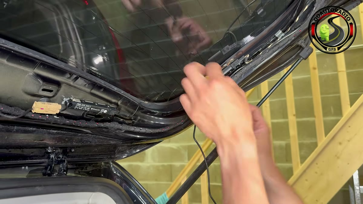 Passage du câble caméra de recul Volkswagen Tiguan dans le hayon