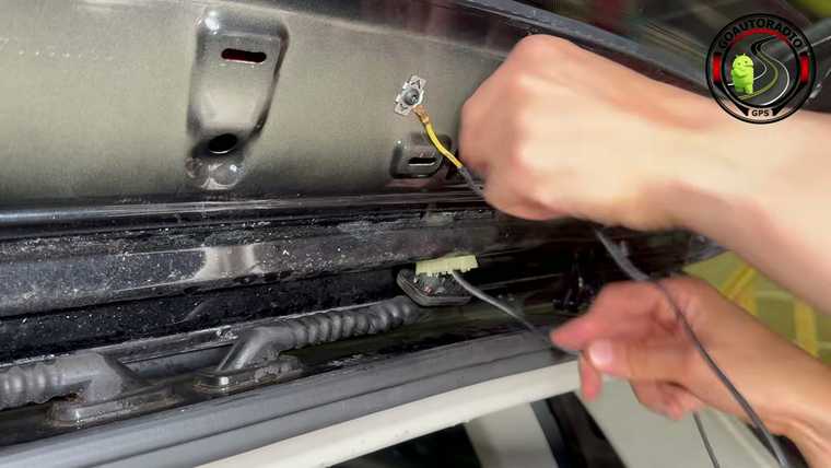 Passage câble caméra de recul dans gaine d'origine Volkswagen Tiguan