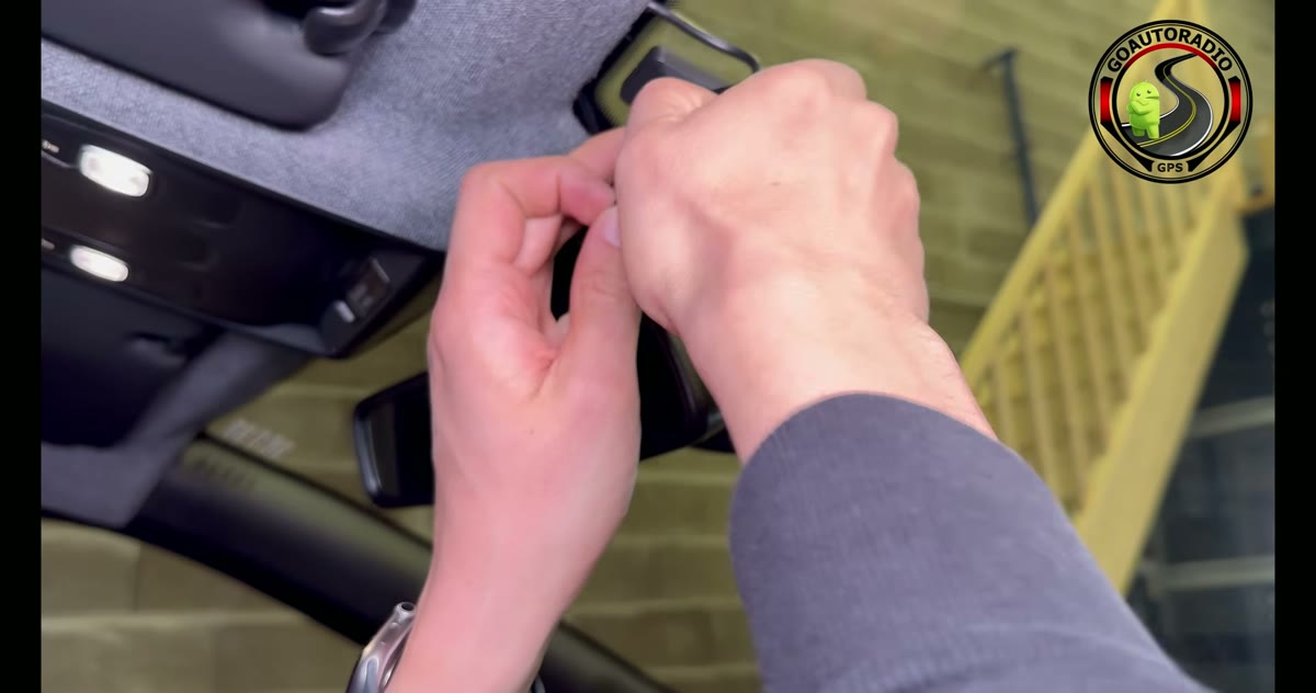 Insertion de la carte microSD dans une dashcam 3 caméras 4K