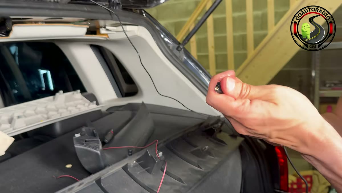 Passage du câble caméra de recul Volkswagen Tiguan vers le ciel de toit