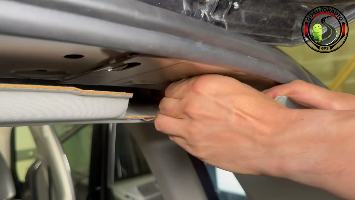 Passage du câble caméra de recul Volkswagen Tiguan dans la garniture arrière