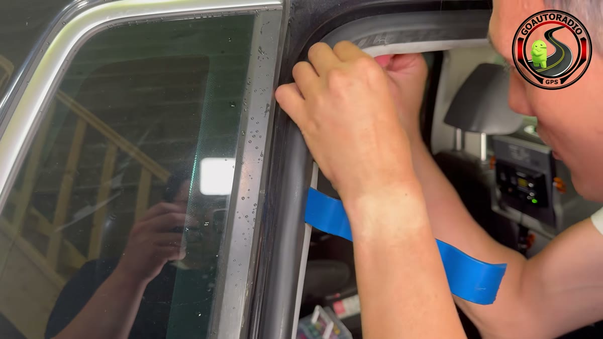 Passage du câble caméra de recul Volkswagen Tiguan vers l'avant de l'habitacle