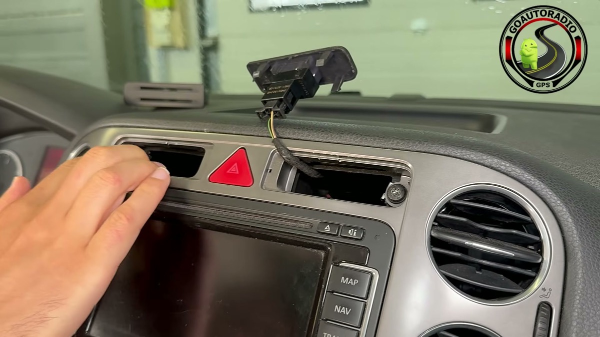 Vis cachée de façade pour démontage autoradio Android Volkswagen Tiguan Golf Plus