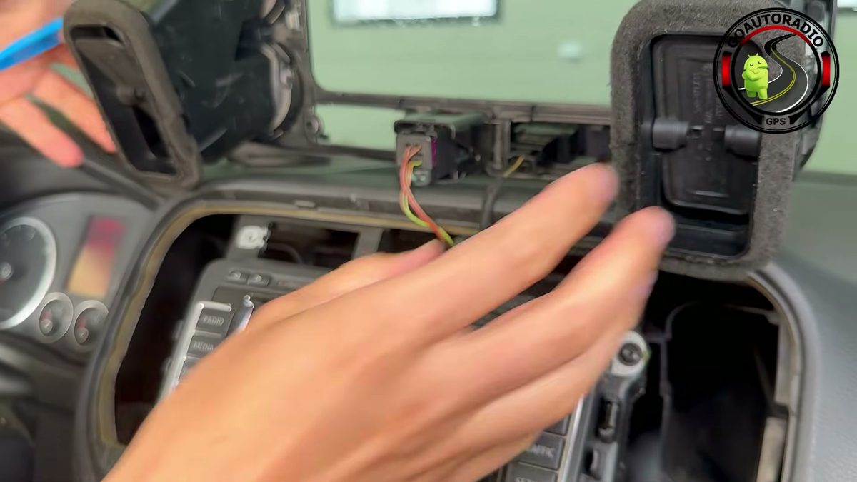 Façade autoradio Volkswagen Tiguan laissée branchée pendant installation autoradio Android