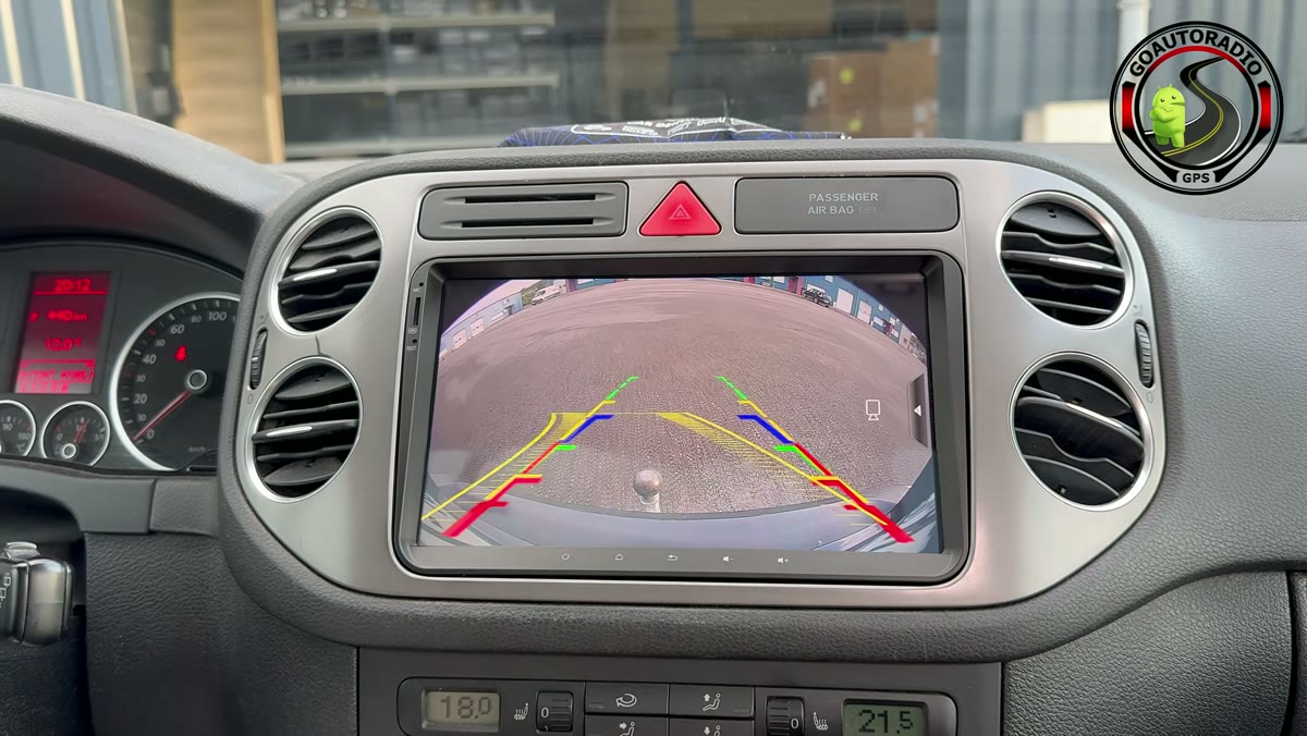 Caméra de recul Volkswagen Tiguan en marche sur autoradio Android avec lignes de guidage