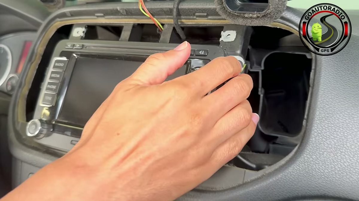 Vis de fixation autoradio Volkswagen Tiguan Golf Plus avant installation écran Android